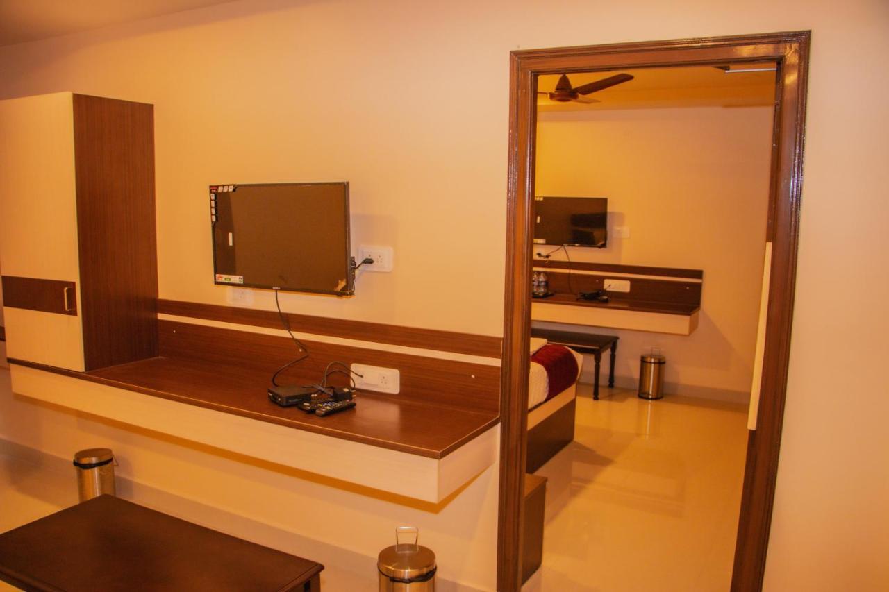 Hotel Mountview Comforts ตีรูปาติ ภายนอก รูปภาพ