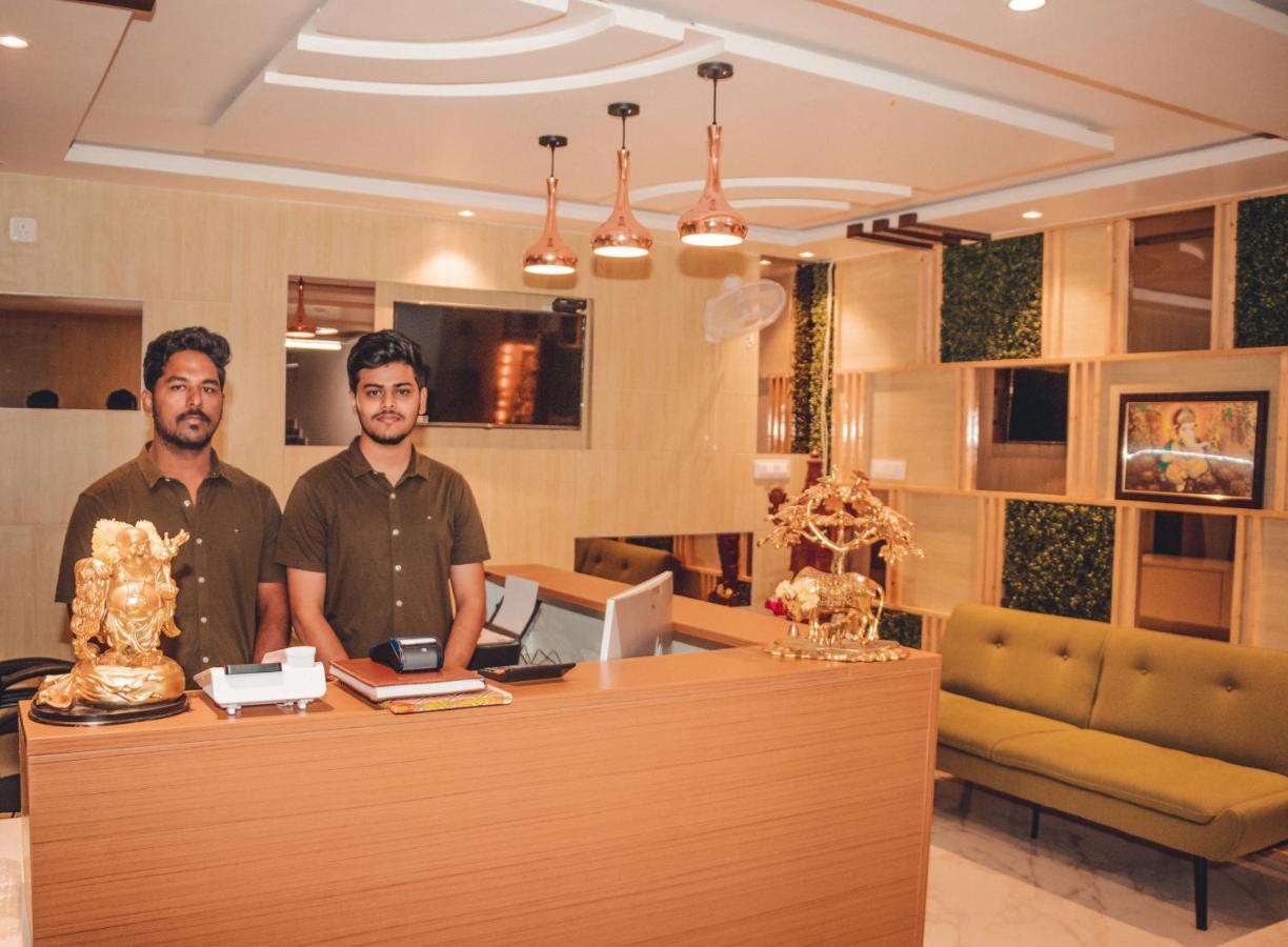 Hotel Mountview Comforts ตีรูปาติ ภายนอก รูปภาพ