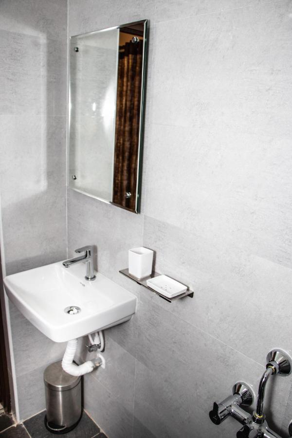 Hotel Mountview Comforts ตีรูปาติ ภายนอก รูปภาพ