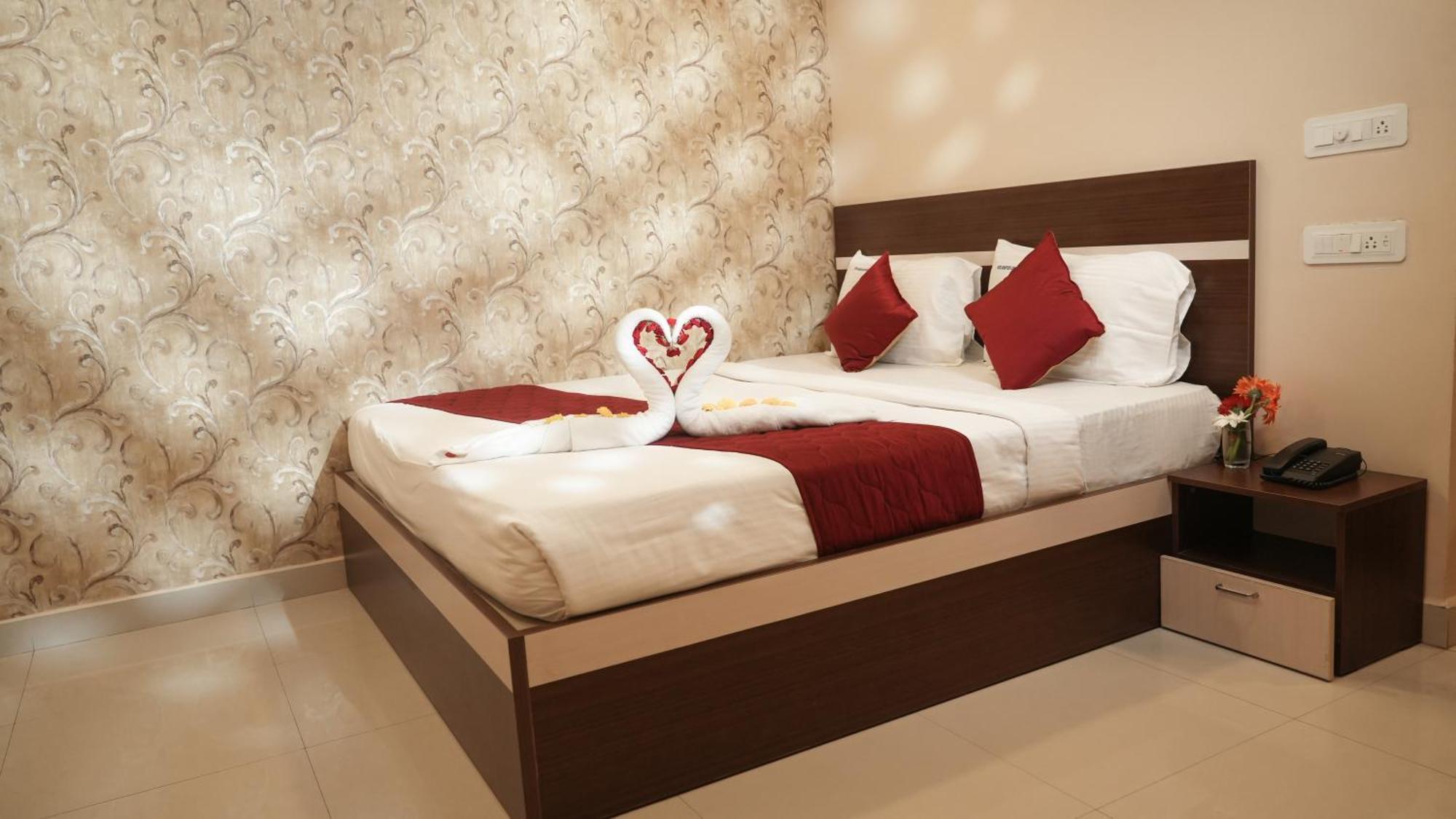 Hotel Mountview Comforts ตีรูปาติ ภายนอก รูปภาพ