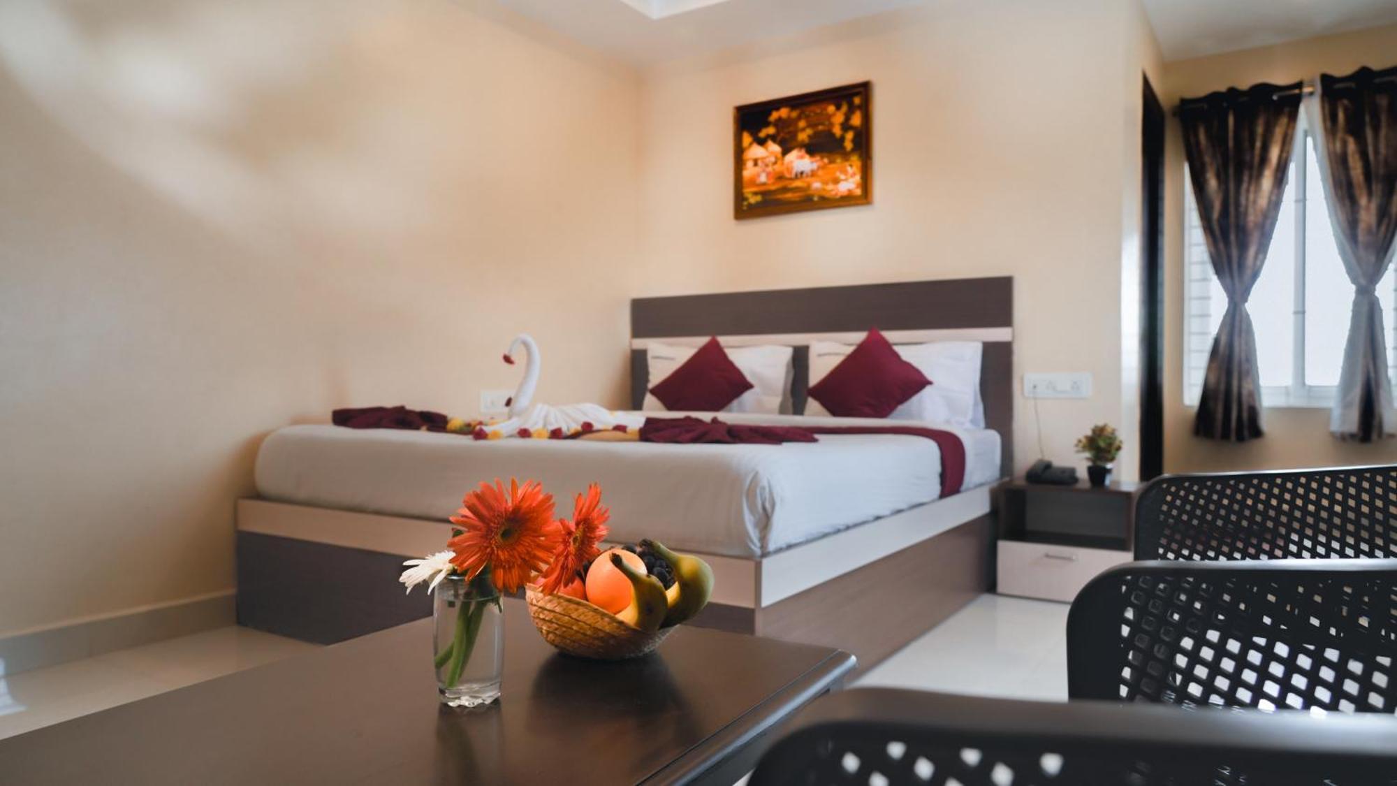 Hotel Mountview Comforts ตีรูปาติ ภายนอก รูปภาพ
