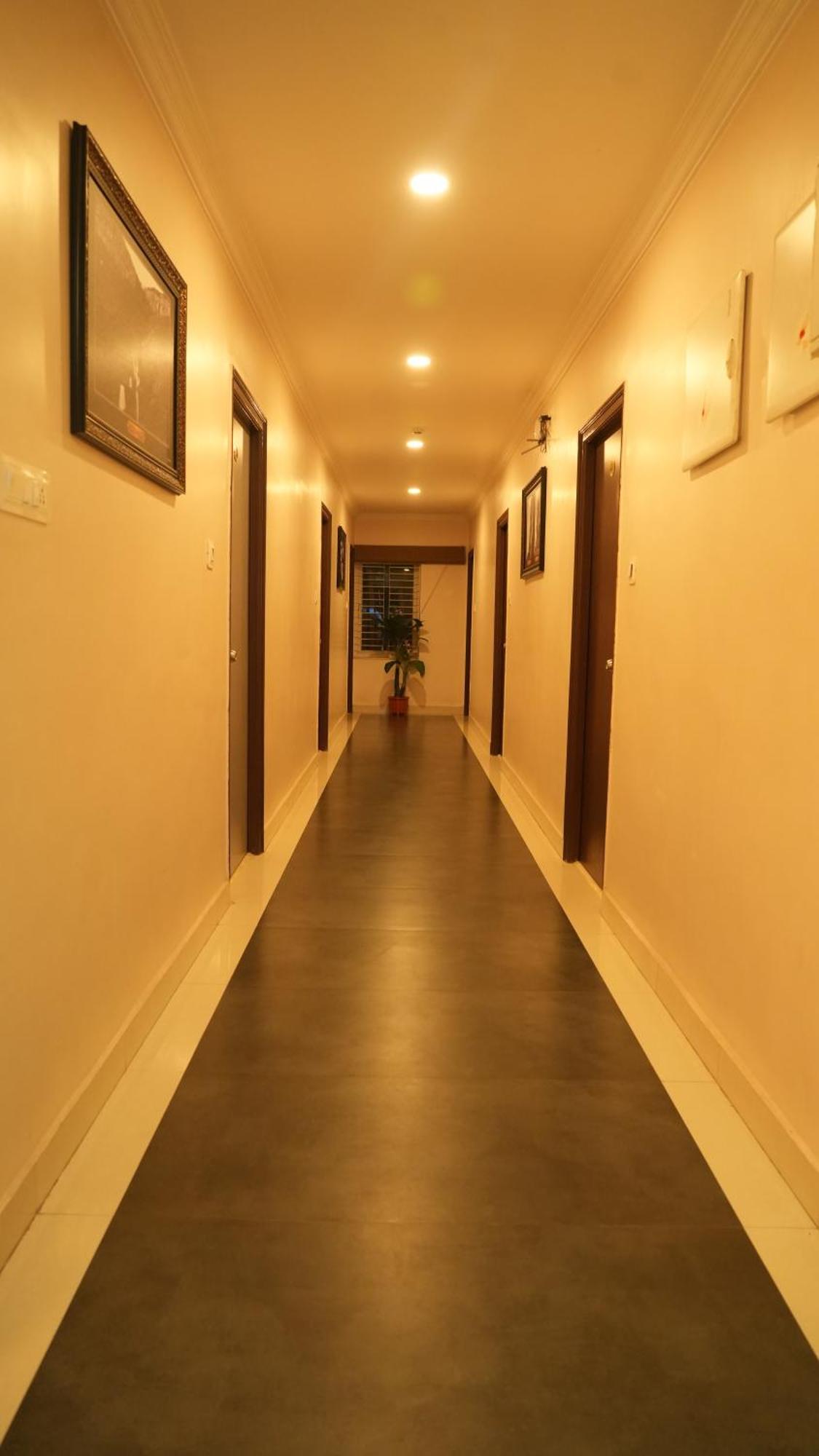 Hotel Mountview Comforts ตีรูปาติ ภายนอก รูปภาพ