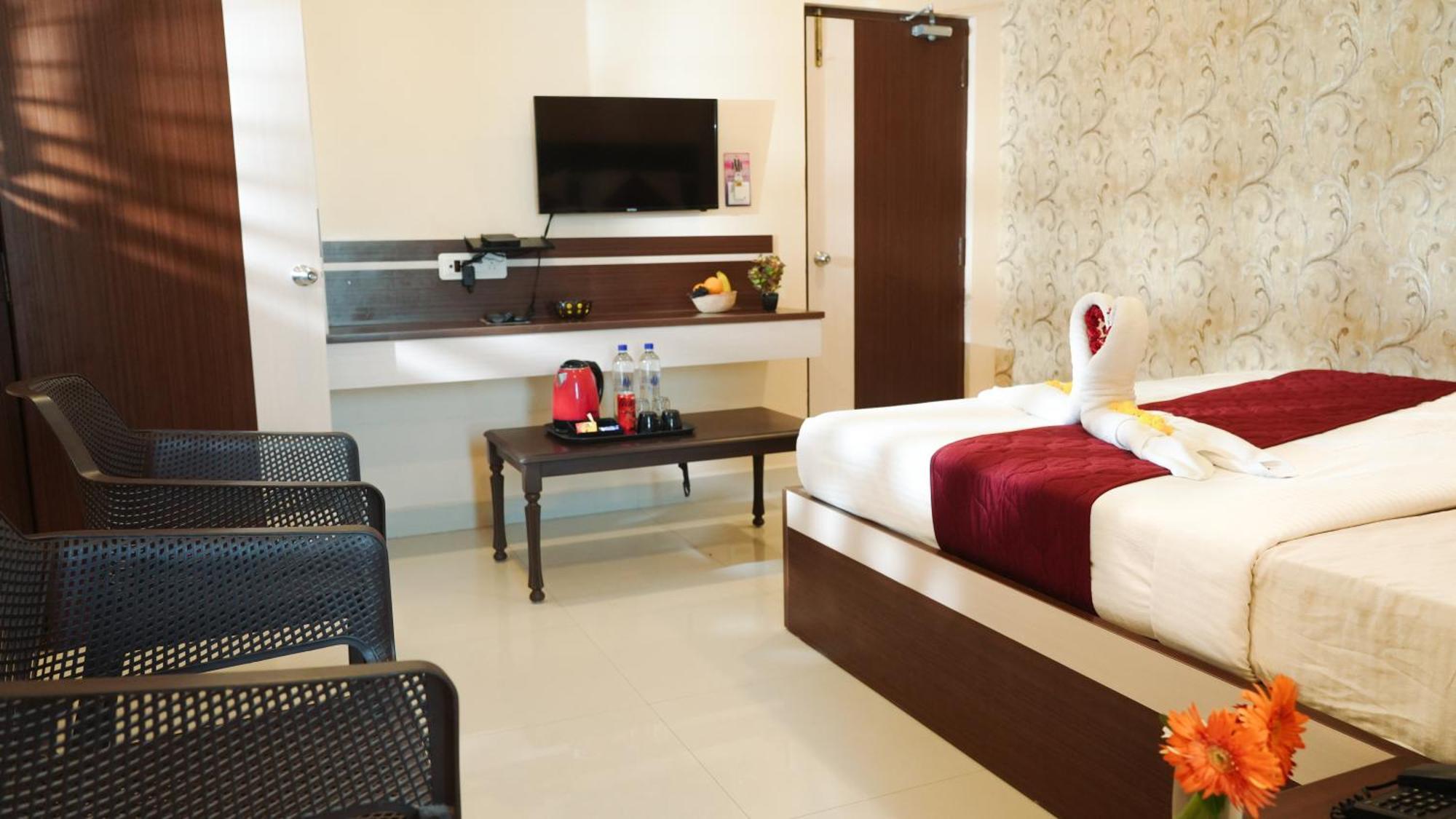 Hotel Mountview Comforts ตีรูปาติ ภายนอก รูปภาพ