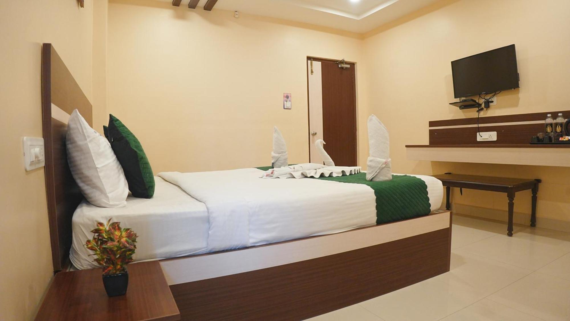 Hotel Mountview Comforts ตีรูปาติ ภายนอก รูปภาพ