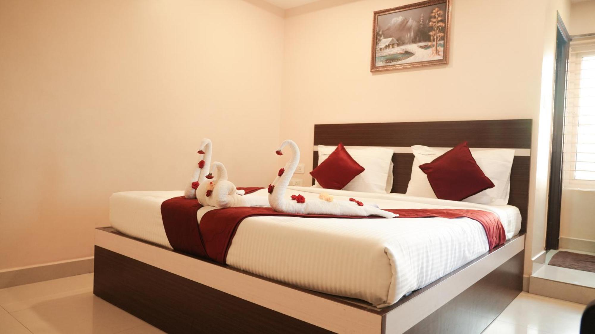 Hotel Mountview Comforts ตีรูปาติ ภายนอก รูปภาพ