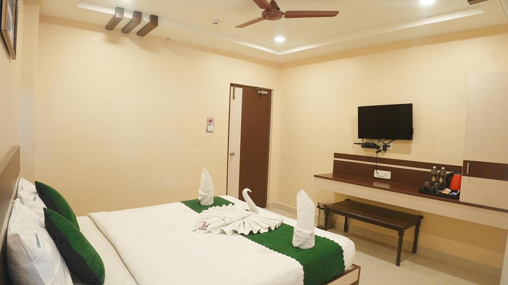 Hotel Mountview Comforts ตีรูปาติ ภายนอก รูปภาพ