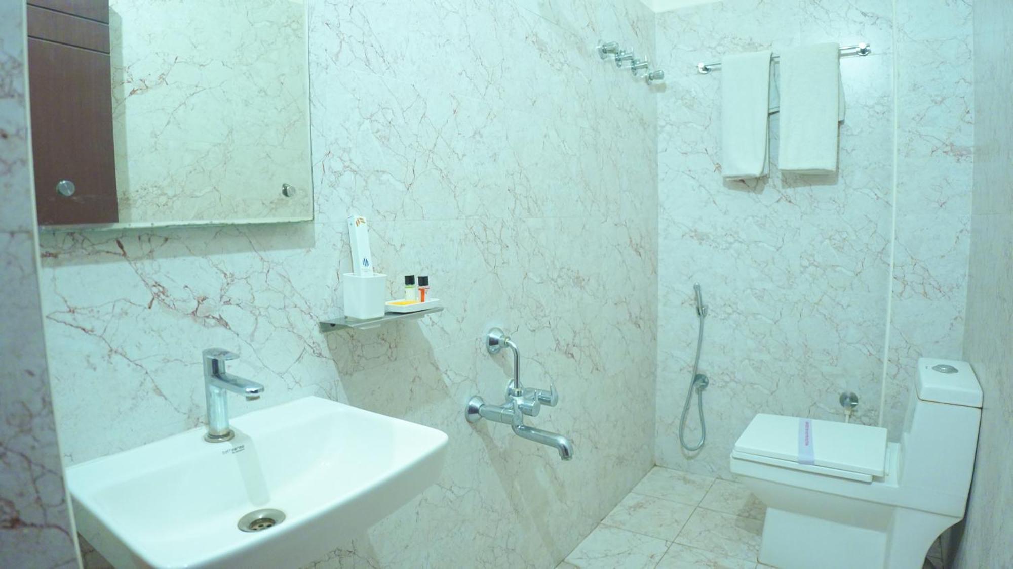 Hotel Mountview Comforts ตีรูปาติ ภายนอก รูปภาพ