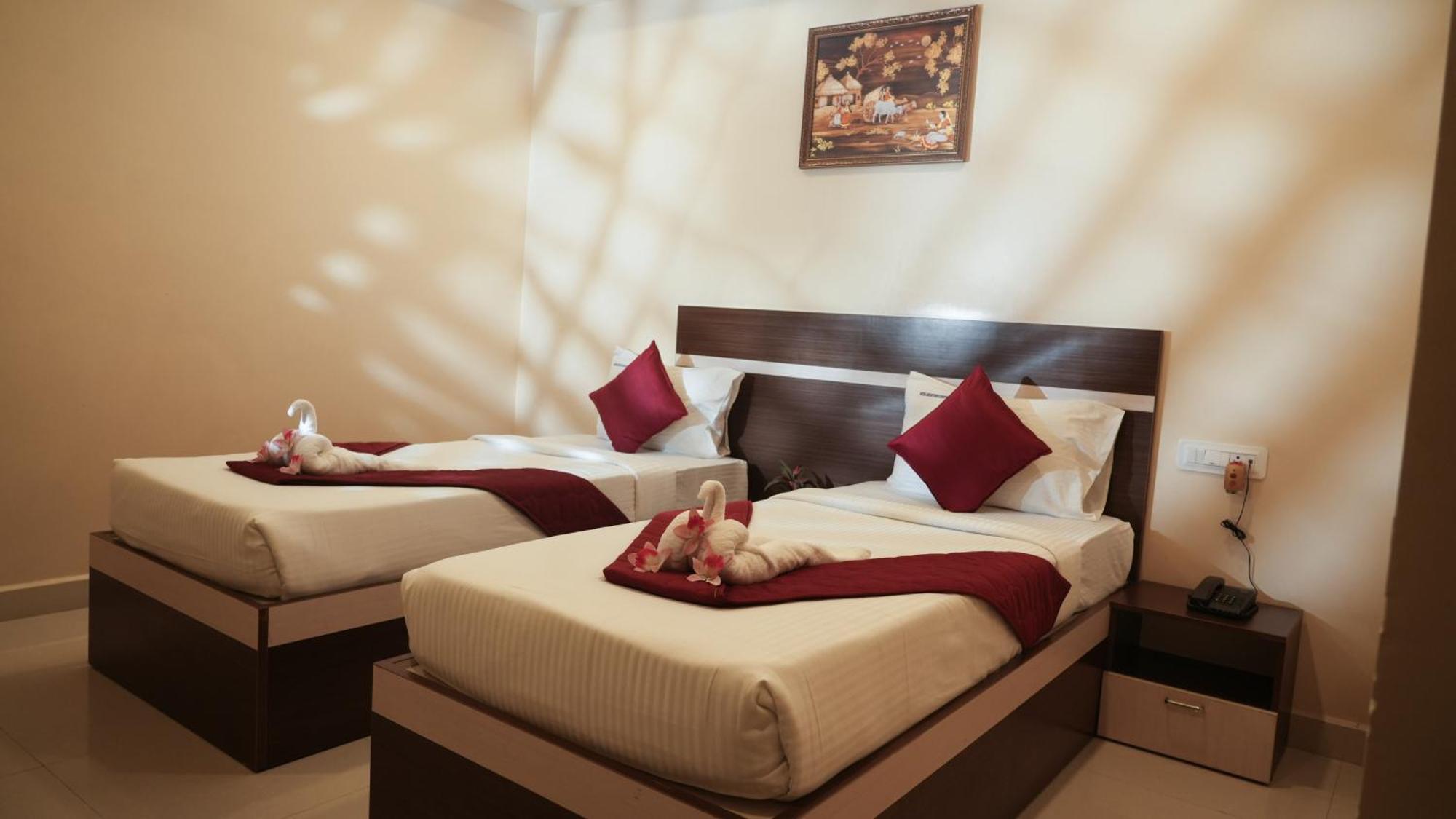 Hotel Mountview Comforts ตีรูปาติ ภายนอก รูปภาพ